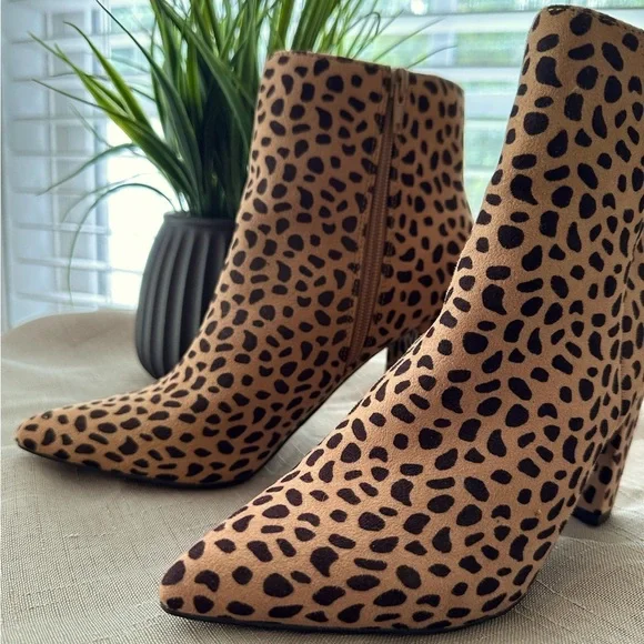 ⭐️GORGEOUS Booties - Picture 1 of 4